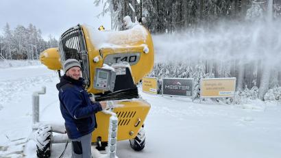 Bild: chl
Der Loipenwart des SC Monte Kaolino, Markus Kraus, kontrolliert regelmäßig die Leistung der Schneekanonen im Langlaufzentrum am Rotbühl