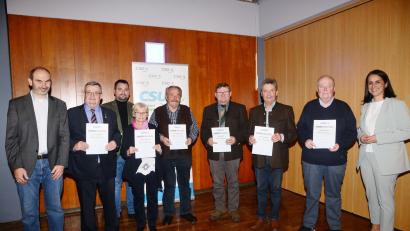 Bild: bey
CSU-Ortsvorsitzender Roland Rauch (links), Bürgermeister Sebastian Hartl (Dritter von links) und Kreisrätin Tanja Renner (rechts) ehren die langjährigen Mitglieder Artur Leonhardt (50 Jahre), Annika Leonhardt, Georg Duschner, Gerhard Kres, Bernhard Meiler und Manfred Weiß (alle 40 Jahre, von links).