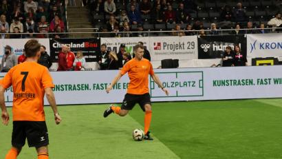 Bild: BFV/Niklas Korzendorfer
Oliver Fink (am Ball) hat immer noch den Überblick auf dem Spielfeld. Am Samstag war er beim Traditionsturnier der Bananenflanker-Legenden in der Donau-Arena dabei.