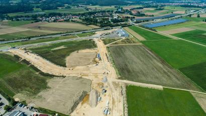 Archivbild: Robert Eger/Stadt Nabburg/exb
Das neue Industrie- und Gewerbegebiet Baderfeld in Nabburg – hier ein Foto während der Erschließungsarbeiten – bietet Platz für rund 30 Firmen.