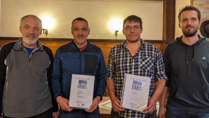 Bild: Christine Horn/exb
Seniorchef Norbert Horn (links) und Juniorchef Matthias Horn (rechts) dankten Gerhard Horn (Zweiter von links) und Hannes Philbert (Zweiter von rechts) für ihre langjährige Mitarbeit.