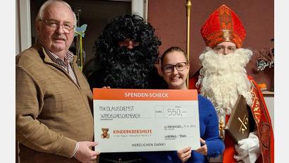 Bild: Stephan Schieder/exb
Der Vorsitzende der Kinderkrebshilfe Herbert Putzer (links) freut sich über die Spende vom Nikolausteam aus Windischeschenbach.