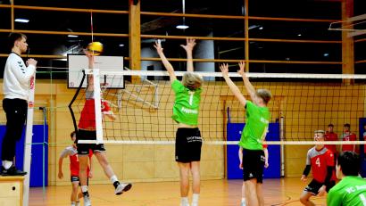 Bild: Thomas Schaller/exb
Der Amberger Block passt: Die U20-Volleyballmannschaften des VC Amberg dominierten bei der Oberpfalzmeisterschaft.