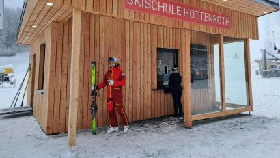 Bild: gis
Skischulleiter Sebastian Zwenzner vor dem Info-Gebäude.