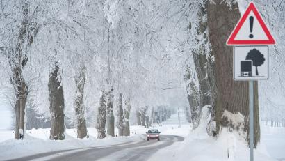 Symbolbild: Stefan Sauer/dpa
Winterliche Straßenverhältnisse erfordern besondere Vorsicht bei Autofahrern. Am Montag verunfallte eine Autofahrerin auf der B 22 wegen einer Schneeverwehung.