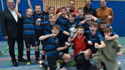 Bild: Stephan Huber
Die D-Junioren des FSV Gärbershof 1 feiern den Sieg bei der Stadtmeisterschaft im Hallenfußball.