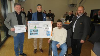 Bild: adj
Insgesamt 1700 Euro überreichten Johann Confal, Tobias Schiener und Hubert Meiler(von links) an Josef Schieder.