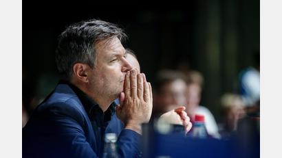 Archivbild: Kay Nietfeld/dpa
Robert Habeck (Bündnis 90/Die Grünen), Bundesminister für Wirtschaft und Klimaschutz, beobachtet die Rede der Außenministerin beim Bundesparteitag von Bündnis 90/Die Grünen.