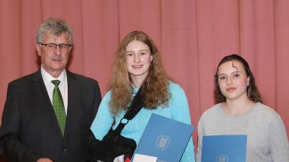 Bild: wro
Höhepunkt beim Neujahrsempfang der Marktgemeinde Fuchsmühl waren zwei Ehrungen. Aufgrund ihrer herausragenden sportlichen Leistungen wurden Ricarda Baum und Chiara Schultes von Bürgermeister Wolfgang Braun (von rechts) ausgezeichnet.