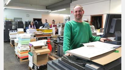 Bild: Portner
Martin Schnupfhagn, Inhaber der Druckerei Forstner in Oberviechtach, bedient die Digitaldruckmaschine.