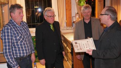 Bild: fvo
Die beiden neuen Ehrenmitglieder des Gesang- und Orchestervereins 1899 Waldthurn Max Müllner (von links) und Bernhard Unger, Schriftführer Georg Kleber und Karl Herrmann. Müllner erhält zusätzlich eine besondere Ehrung für 50 Jahre aktives Singen im Chor.