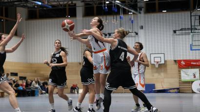Bild: Dieter Jäschke
Im Angriff der DJK Neustadt (am Ball Katharina Anderle) fehlt es gegen die solide Litzendorfer Defensive oftmals an Überraschungsmomenten.