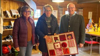 Bild: Ursula Stingl/exb
Beate Ott (links) und Monika Galbrecht vom Kreativtreff überreichten ein in der Runde angefertigtes Kunstwerk an Bürgermeister Klaus Meyer.