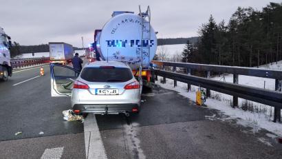 Bild: Feuerwehr Schmidgaden/exb
Bei einem schweren Verkehrsunfall auf der Autobahn A6 unweit der Gemeinde Schmidgaden wurde am Dienstag ein junger Autofahrer getötet.