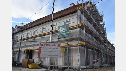 Bild: szl
Die Energieeffizienz kommunaler Gebäude spielt eine immer größere Rolle. Das Rathaus II kann nahezu energieautark betrieben werden. Das Gebäude ist mit einer regenerativen Erdwärmeheizung ausgestattet, auf einem Teil der Dachfläche ist eine Photovoltaikanlage installiert.