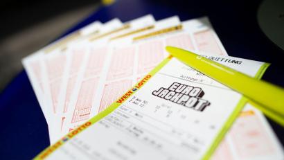 Bild: Thomas Banneyer/dpa
Nach 16 Ziehungen ohne Hauptgewinn wurde jetzt der Jackpot geknackt.