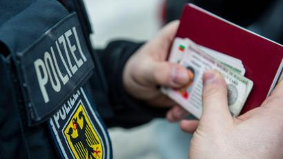 Symbolbild: Marc Müller/dpa
Immer wieder gehen der Bundespolizei bei Kontrollen in Waidhaus per Haftbefehl Gesuchte ins Netz.