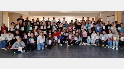 Bild: gel
Nicht nur bei den Sportvereinen wird das Deutsche Sportabzeichen abgelegt, sondern auch beim Schulsport; 106 Schüler konnten aus den Händen von Rektor Udo Leitz (hinten, Zweiter von links) und Konrektor Armin Küst (links) ihre Urkunde entgegennehmen, die entsprechenden Nadeln (Bronze sitzend, Silber stehend, Gold erhöht stehend) reichten ihnen für die Mädchen Alisha Haller (hinten, Zweite von rechts) und für die Jungen Thomas Gebele (rechts).