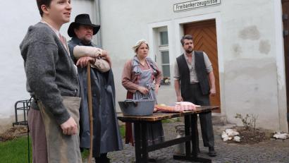 Bild: Stadt Tirschenreuth/exb
Impression einer Szene der fünften Staffel der Historischen Stadtführung am ehemaligen Original-Standort der Freibank mit Alexander Bauer, Lisa Schedl, Reiner Summer und Andreas Schirmer (von rechts). Die Führungen waren heuer ausgebucht. Die gleichen Szenen werden 2024 noch einmal gezeigt.