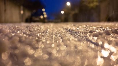 Symbolbild: Armin Weigel/dpa
Durch gefrierenden Regen können die Straßen am Mittwoch teilweise spiegelglatt werden - auch im Raum Amberg-Sulzbach.