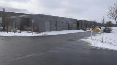 Bild: fz
Die alte Staatsstraße wird Richtung Norden verschoben und danach wird dann der Anbau für eine weitere Kindergartengruppe in Holzbauweise angefügt.
