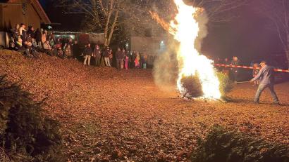 Bild: Marco Schwab/exb
Ausgediente Christbäume gehen auf dem Sportgelände Hellberg in Flammen auf.
