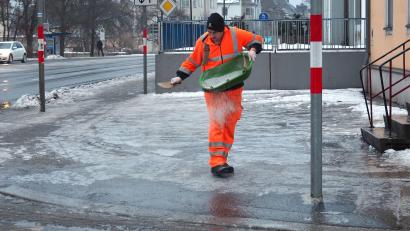 Bild: Petra Hartl
Wenn es Blitzeis gibt, helfen viele Hände zusammen: Der Winterdienst (so wie hier auf einem Bild aus dem Jahr 2017), Polizei, Feuerwehren und Rettungsdienste.