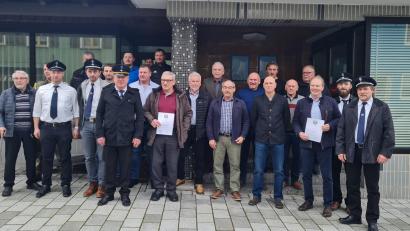 Bild: gz
Vorsitzender Albert Grießl (Siebter von links) dankte langjährigen Mitgliedern des Krieger- und Soldatenvereins Eslarn 1881 für die Treue und den Gewählten für die Übernahme der Ehrenämter.