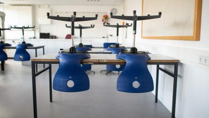 Symbolbild: Jonas Güttler/dpa
Die Klassenzimmer im Landkreis Tirschenreuth bleiben am Mittwoch leer. Wegen des befürchteten Eisregens ist Distanzunterricht angesagt.