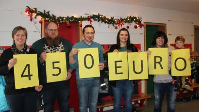 Bild: Kindergarten St. Elisabeth/exb
Elternbeiratsmitglied Bettina Stock (von links), Christopher Linkel, Elternbeiratsvorsitzender Rudi Schinner sowie die Elternbeiratsmitglieder Nicola Ehbauer und Yvonne Enders spenden 450 Euro an die Klinikclowns.