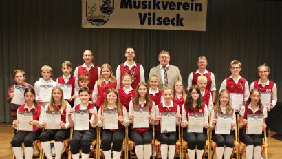 Bild: sgl
Insgesamt 15 junge Musiker absolvierten heuer erfolgreich Leistungsprüfungen des Nordbayerischen Musikverein. Zu den Auszeichnungen gratulieren (hintere Reihe, von links): Vorsitzender Christian Winklmann, Florian Schertl als Dirigent des Nachwuchsorchesters und Bürgermeister Hans-Martin Schertl.