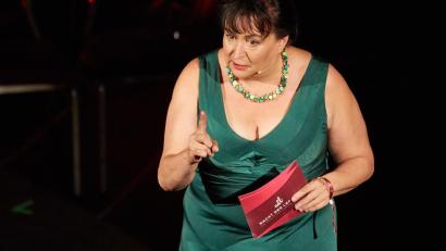 Bild: Georg Wendt/dpa
Die Musik-Kabarettistin Lizzy Aumeier auf der Bühne.