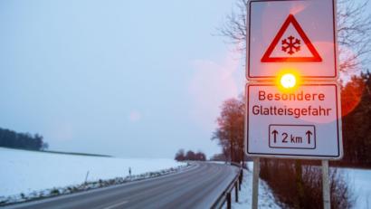 Symbolbild: Stefan Puchner/dpa/Symbolbild
Der Deutsche Wetterdienst hatte am Mittwoch vor Eisregen und einer hohen Glatteisgefahr gewarnt. Die Schulen im Landkreis Tirschenreuth blieben vorsorglich geschlossen.
