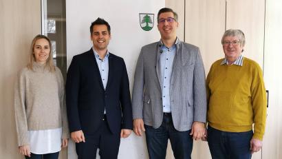Bild: Portner
AAndreas Mandl (Zweiter von rechts) ist seit 1. Januar neuer Geschäftsleiter im Rathaus Oberviechtach; Vorgänger Wolfgang Ruhland (rechts) übernimmt bis zum Eintritt in den Ruhestand im April 2025 die Stellvertretung. Bürgermeister Rudolf Teplitzky und Sekretärin Magdalena Schmidt gratulieren.