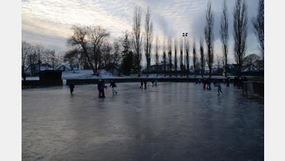 Bild: ak
Die Eisbahn in Speichersdorf ist zwar schon etwas in die Jahre gekommen, sie erfüllt aber immer noch ihren Zweck.