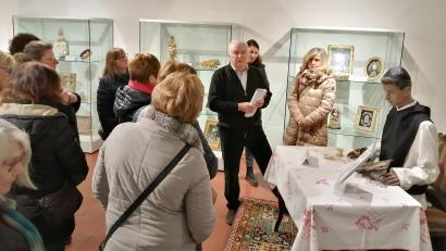 Bild: KDFB Waldsassen/exb
Hans Zölch führte die Besucherinnen von Frauenbund und Vita-Gruppe durch die kürzlich beendete Sonderausstellung im Stiftlandmuseum.