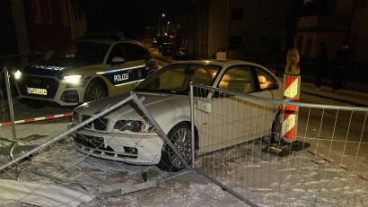 Bild: Polizeiinspektion Schwandorf
Der Fahrer rutschte mit seinem Auto bei Fronberg gegen einen Verteilerkasten. Das führte zu einem Stromausfall in einem Wohnviertel.