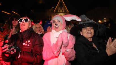 Archivbild: Wolfgang Steinbacher
So feiert die Oberpfalz Weiberfasching: Die Amberger Hexennacht soll heuer am 8. Februar den Marktplatz in einen närrischen Hexenkessel verwandeln.