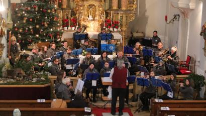 Bild: swo
Konzentriert gehen die 32 Musiker unter der Leitung von Gerhard Böller und Angelika Schöpf das Konzert in der Pfarrkirche in Ursulapoppenricht an.