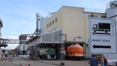 Bild: Thomas Dobler
Das große Chemiewerk Nabaltec ist mit 500 Arbeitsplätzen ein bedeutender Arbeitgeber in der Großen Kreisstadt. Sein immenser Energiebedarf soll künftig auch mit erneuerbaren Energien gedeckt werden.