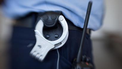 Symbolbild: Friso Gentsch/dpa 
Die Kriminalpolizei Hof ist auf der Suche nach einem Unbekannten, der vergangenen Sonntag einen Asia-Imbiss überfallen hat.