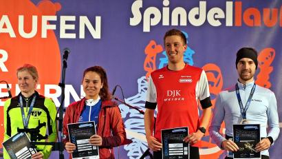 Bild: Arnold
Die Schnelllsten beim Spindellauf: Bei den Herren siegte Swen Arnold (Zweiter von rechts) von der DJK Weiden vor Niklas Konietzko. Bei den Damen gewann Carina Prey (links, TSV Detag Wernberg) vor Anja Beck.