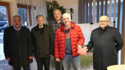 Bild: fvo
Schreinermeister Alois Bäumler (Zweiter von rechts) spendet 2000 Euro an Vereinsgemeinschaft und Pfarrei.