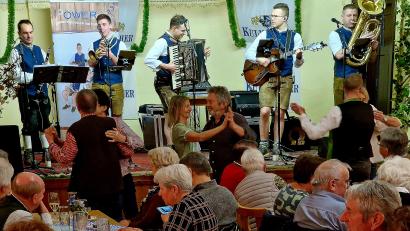 Bild: R. Kreuzer
"Power hoch 5" mit ( von links) Stefan Neger (Klarinette), Moritz Ponader (Trompete), Simon Schmidt ( Akkordeon) , Stefan Schmidt (Gitarre) und Christian Koch (Bariton) sorgen für beste Unterhaltung