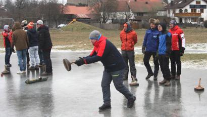 Bild: wro
Konzentriert agierten die Teilnehmer beim Eisstockschießen in Falkenberg.