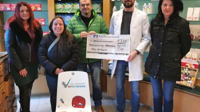 Bild: Vonhoff/exb
Eine Spende von insgesamt 3300 Euro erhalten das Familien- und Bürgerzentrum "Mittendrin" sowie die "Tafel"-Ausgabestelle der Mitterteicher Tafel in Kemnath. Die Spende wurde von der Stadt-Apotheke und der Vorstadt-Apotheke ermöglicht.