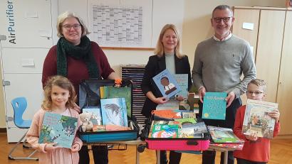 Bild: Pfarramt Waldsassen/exb
Maria Sagstetter (links) vom Pfarrgemeinderat, Rektorin Karin Gleißner, Stadtpfarrer Dr. Thomas Vogl und Schüler bei der Übergabe von spendenfinanzierten Bücherkoffern an die Grundschule Waldsassen.