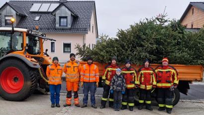 Bild: Gemeinde Kulmain/exb
Rund 75 Christbäume lud das Team der Feuerwehr Kulmain auf den Anhänger auf. .