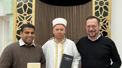 Bild: Matthias Bäumler/fph
Der katholische Pater John (links) mit einem Koran, Imam Mehmet Salih Aydin (Mitte) hält eine Bibel, rechts der evangelische Pfarrer Klaus Wening. Alle drei halten übrigens islamische Gebetsketten in Händen.