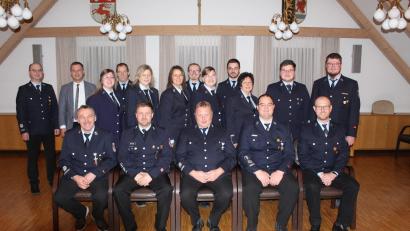 Bild: exb/soj
Der neue Vorstand der Feuerwehr Ebnath (vorne, von links) Kommandant Gerhard Horn, stellvertretender Kommandant Daniel Köstler, Ehrenvorsitzender Thomas Pelzer, stellvertretender Vorsitzender Florian Pöllath und neuer Vorsitzender Benjamin Markhof sowie (hinten, von links) Kreisbrandmeister Michael Knott, Bürgermeister Wolfgang Söllner und Kreisbrandmeister Peter Prechtl.